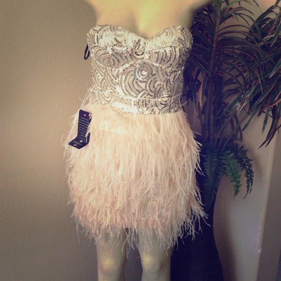 Stunning Bebe Feather Cocktail mini Dress – Sequins & feathers Glamorous Style - Picture 2 of 7